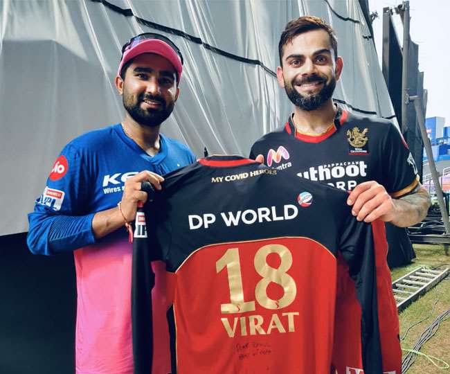 IPL 2020 के दौरान विराट कोहली के साथ राहुल तेवतिया ने भेंट की थी।