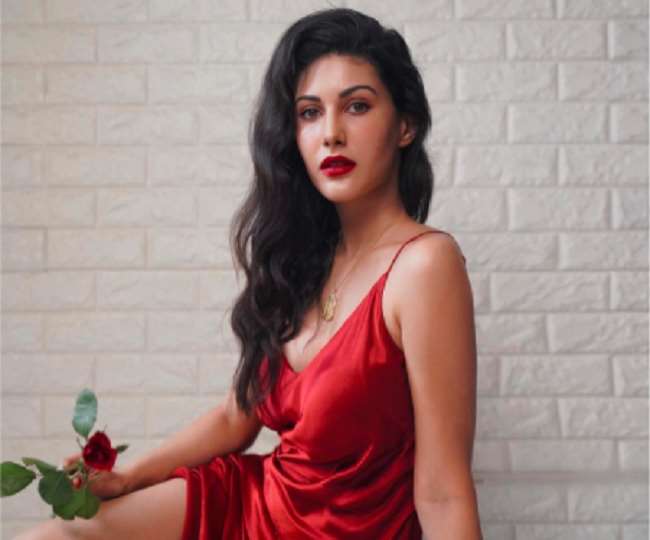 https://www.jagranimages.com/images/newimg/21022022/21_02_2022-amyra_dastur1_22485086.jpg