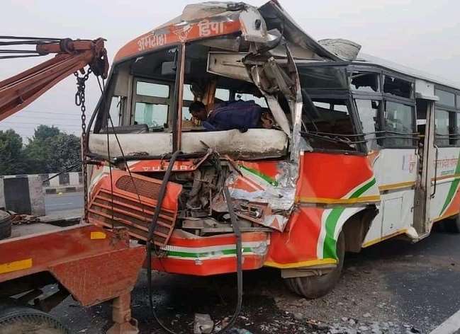 https://www.jagranimages.com/images/newimg/21022022/21_02_2022-bus_accident_kanpur_22485080.jpg