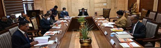 एचपीयू में कार्यकारी परिषद की बैठक की अध्यक्षता करते कुलपति सिकंदर कुमार (मध्य)। जागरण
