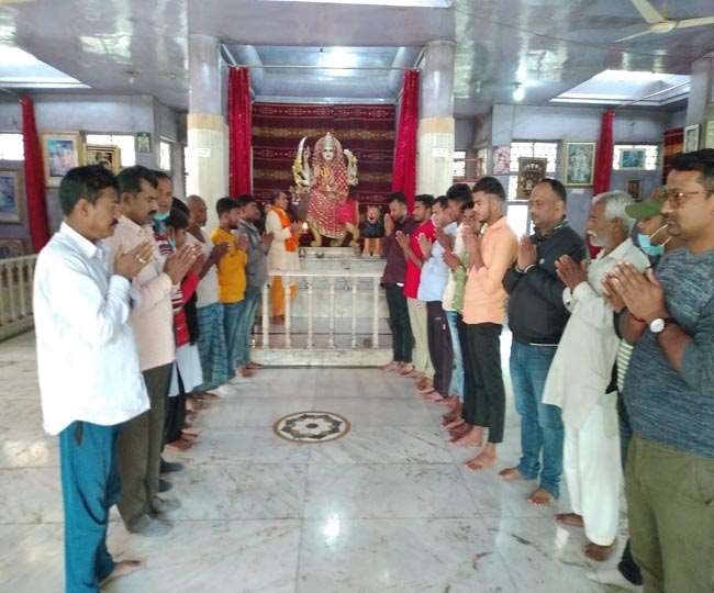 गांव के मंदिर में हो रही पूजा-अर्चना। जागरण