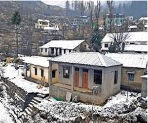 Uttarakhand Weather News: उत्तराखंड में मौसम ने बदली करवट, चोटियों पर हिमपात से लौटी ठंड।