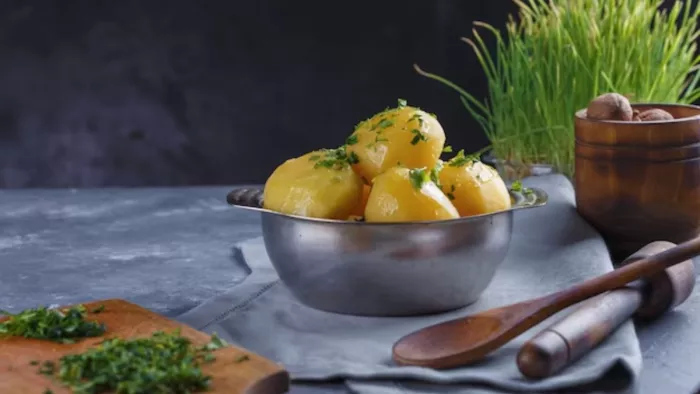 Leftover Boiled Potato Tips: बच गए हैं उबले हुए आलू तो बनाएं ये अलग-अलग डिशेज, बच्चे भी खाएंगे शौक से