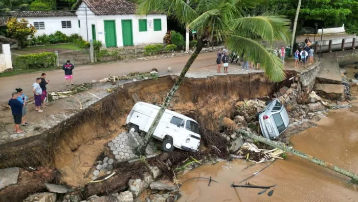 Brazil Flood and Landslides ब्राजील में लगातार हो रही बारिश से कहर।
