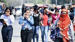 Delhi Weather Update: दिल्ली-NCR में गुलाबी ठंड के मौसम में छूट रहा है पसीना