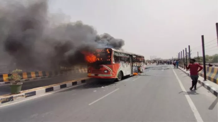 Sudden fire in bus moving on Yamuna Expressway
