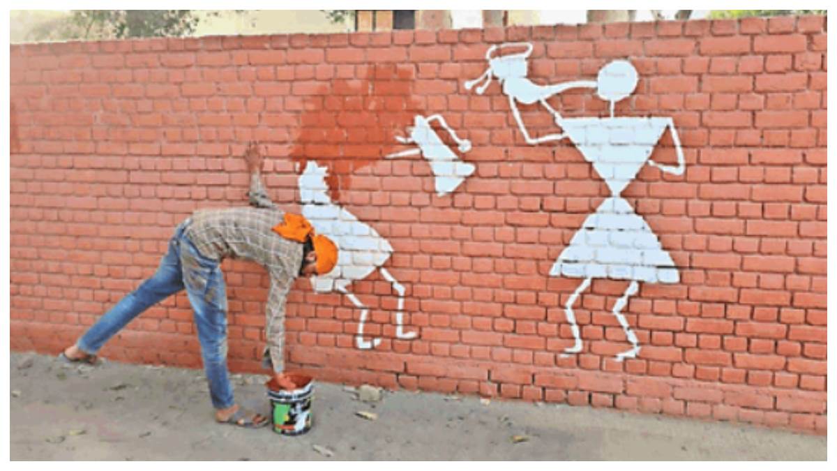 Hisar News: घंटों मेहनत कर जिन दीवारों को पेंटिंग से चमकाया था निगम