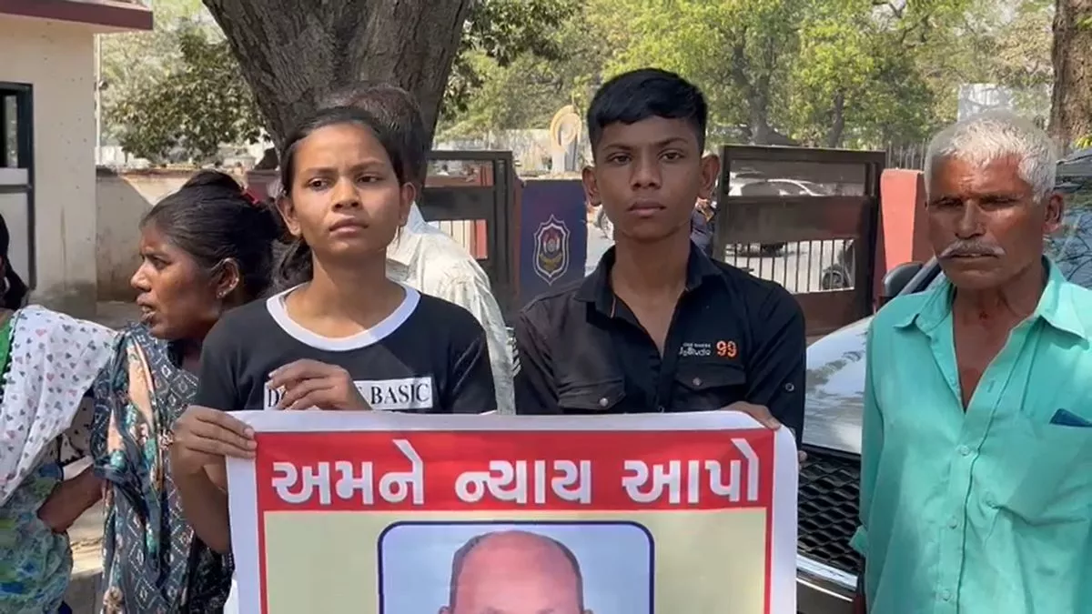 Surat: सात महीने से हेड कांस्टेबल लापता, दिल्ली पुलिस कमिश्नर कार्यालय के बाहर धरने पर बैठे पत्नी और बच्चे