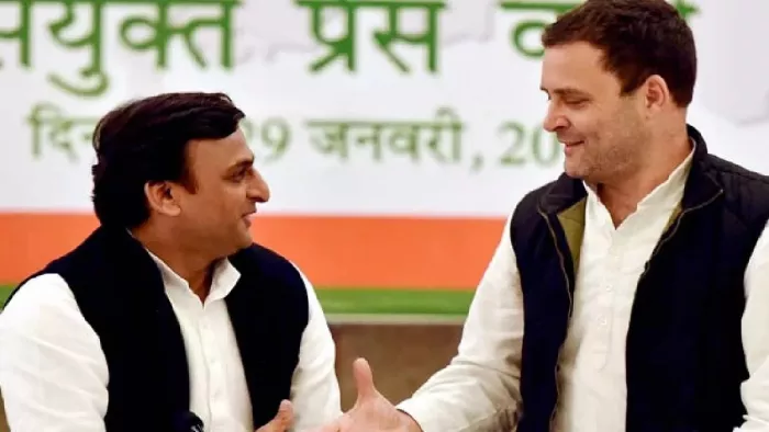सपा प्रमुख अखिलेश यादव और कांग्रेस के पूर्व अध्यक्ष राहुल गांधी (फाइल फोटो)