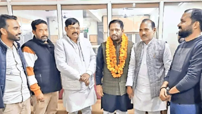 सपा से पूर्व सांसद प्रवीण सिंह ऐरन को टिकट मिलने पर कार्यालय पर दी बधाई l सौ. सपा