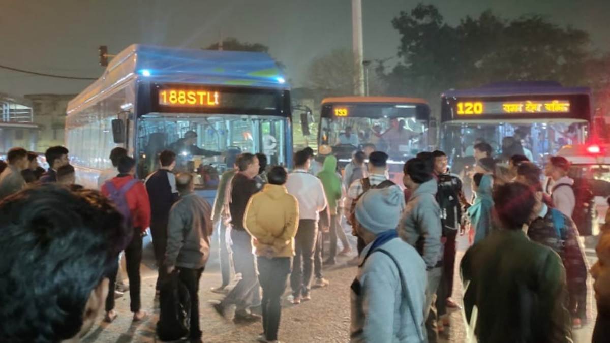 ncr dtc electric bus out of control hit many vehicles in azadpur gol chakkar six people injured in delhi