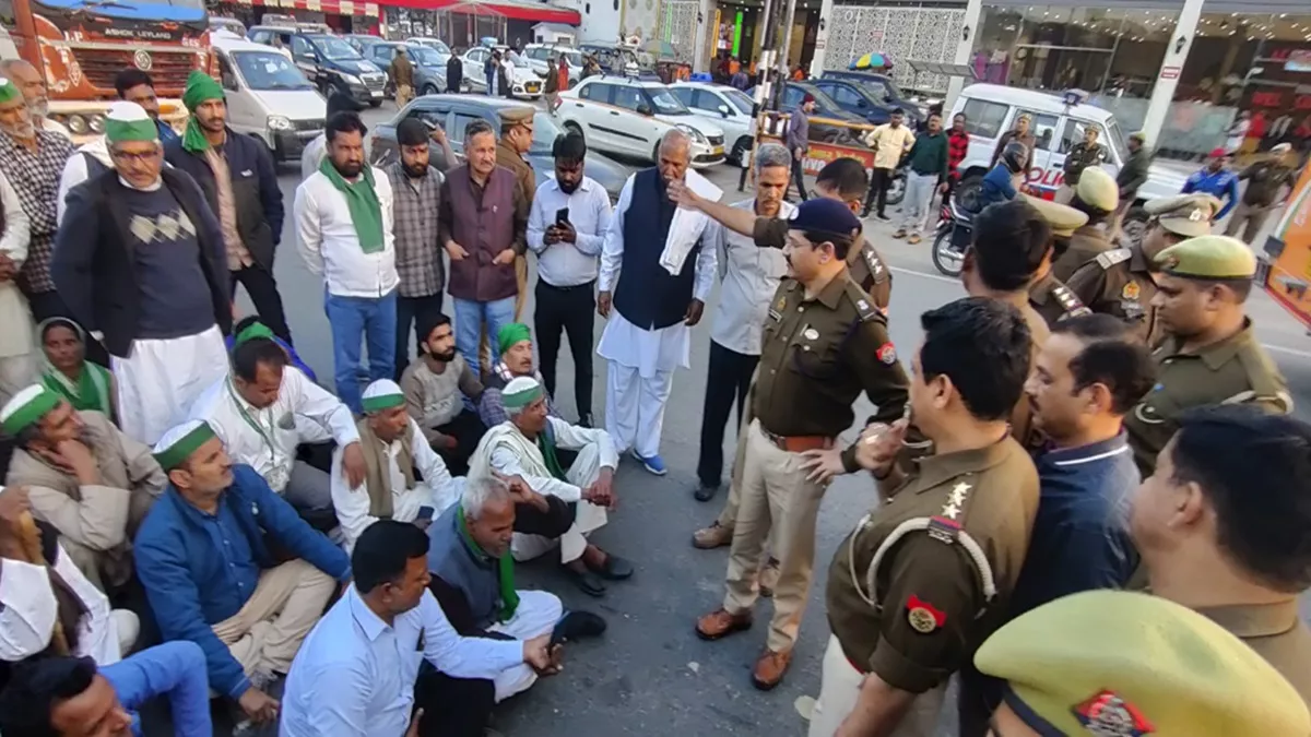 Hapur: एनएच-नौ पर भाकियू असली ने जाम लगाने का किया प्रयास, पुलिस ने हिरासत में लेकर कोतवाली पहुंचाया
