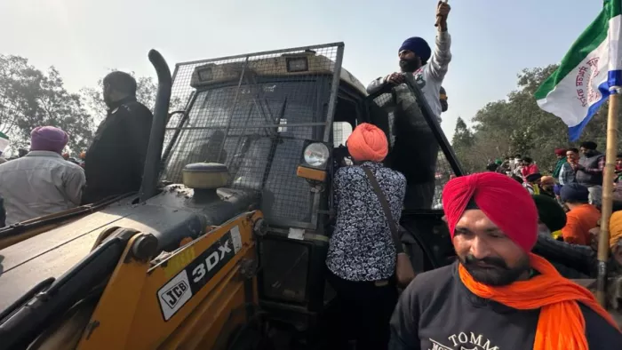 Kisan Andolan: सीमाओं पर पोकलेन-JCB जैसी मशीनों पर लगी रोक,