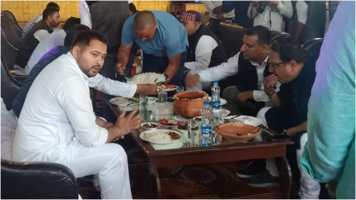 तेजस्वी यादव ने लिया चंपारण के चावल का स्वाद (फोटो- जागरण)