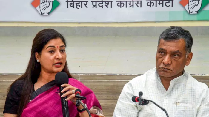 पटना में पत्रकार वार्ता करतीं महिला कांग्रेस की राष्ट्रीय अध्यक्ष अलका लांबा और अखिलेश सिंह। (फोटो जागरण)