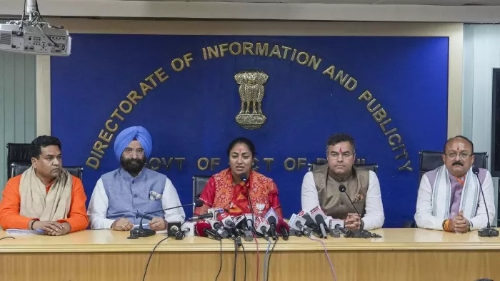 मुख्यमंत्री रेखा गुप्ता ने पूर्व सीएम व मंत्रियों के व्यक्ति स्टाफ की सेवाएं खत्म कर दी। फोटो -