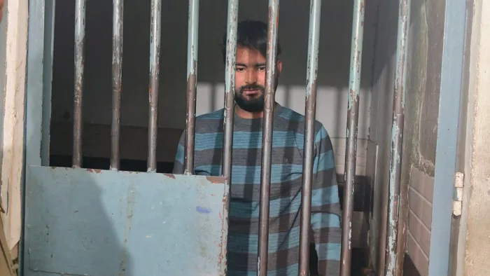 युवती के अश्लील वीडियो बनाकर ब्लैकमेल कर दुष्कर्म करने का आरोपित गिरफ्तार। फोटो जागरण