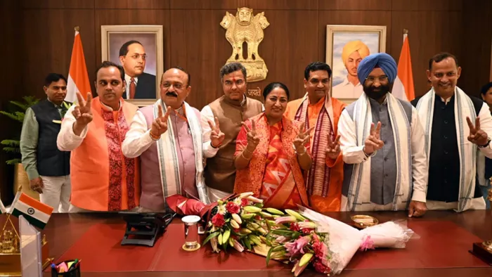 दिल्ली की नई मुख्यमंत्री रेखा गुप्ता की कैबिनेट में कोई उद्योगपति है तो कोई डॉक्टर (फोटो- एक्स)