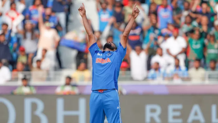 मोहम्मद शमी ने बांग्लादेश के खिलाफ लिए पांच विकेट। फोटो- BCCI