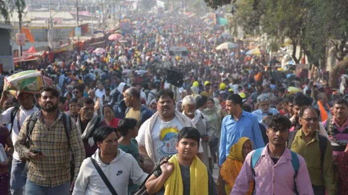 महाकुंभ में नो व्हीकल जोन में भटक रहे श्रद्धालु।