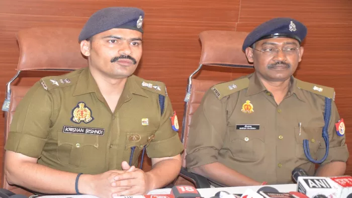 संभल में प्रेस वार्ता करते एसपी कृष्ण कुमार विश्नोई साथ में एएसपी श्रीश्चंद। जागरण