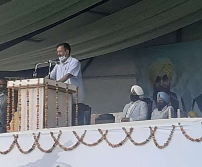 बाघापुराना में आम आदमी पार्टी की रैली को संबोधित करते अरविंद केजरीवाल। (जागरण)