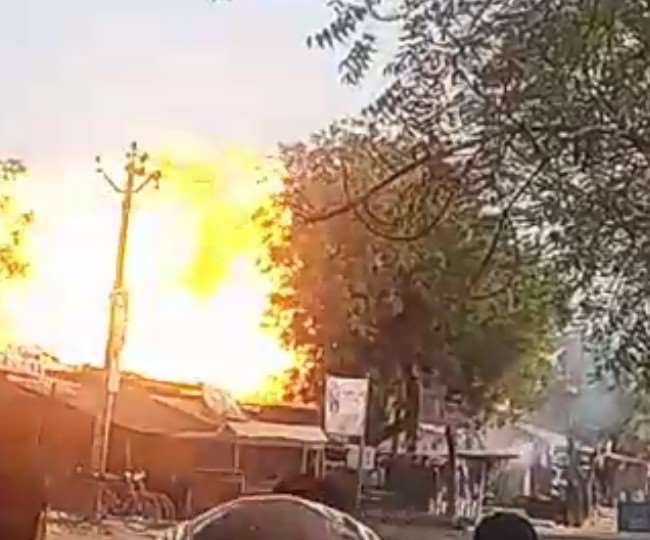 गोंडा के उमरी बेगमगंज क्षेत्र में रविवार को अवैध रिफिलिंग के समय 13 सिलिंडरों में ब्लास्ट हो गया।