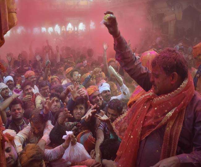 लट्ठामार होली का न्योता मिलने के बाद इसी तरह से बरसाना में होगी लड्डूओं की होली। फाइल फोटो