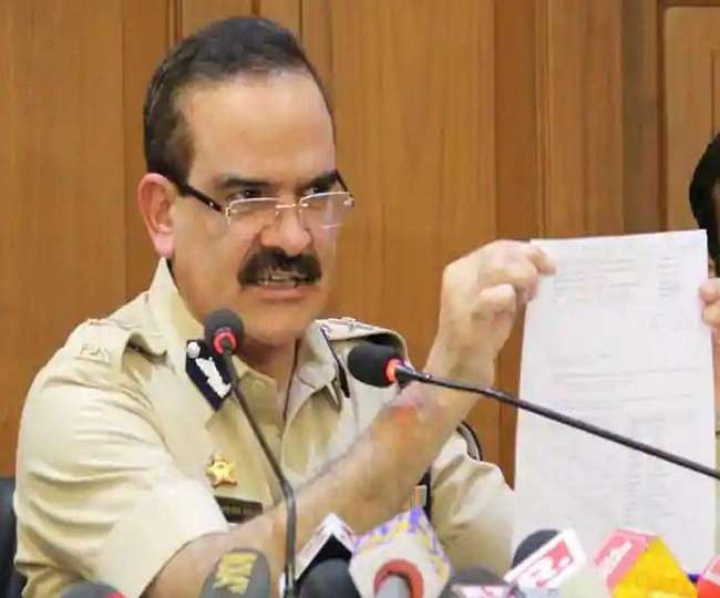 परमबीर सिंह ने राज्य के गृह मंत्री अनिल देशमुख पर कई गंभीर आरोप लगाया है।