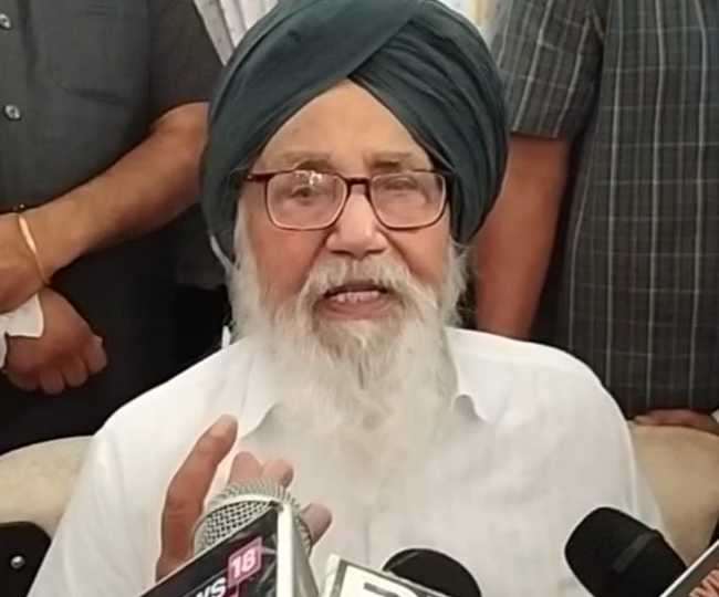 लंबी में मीडियाकर्मियों से बातचीत करते प्रकाश सिंह बादल। फोटो- जागरण