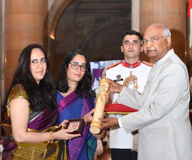 पद्म विभूषण सम्‍मान ग्रहण करती द‍िवंगत जनरल बिपिन रावत की बेटियां कीर्तिका व तारिणी (Photo- President of India Twitter)