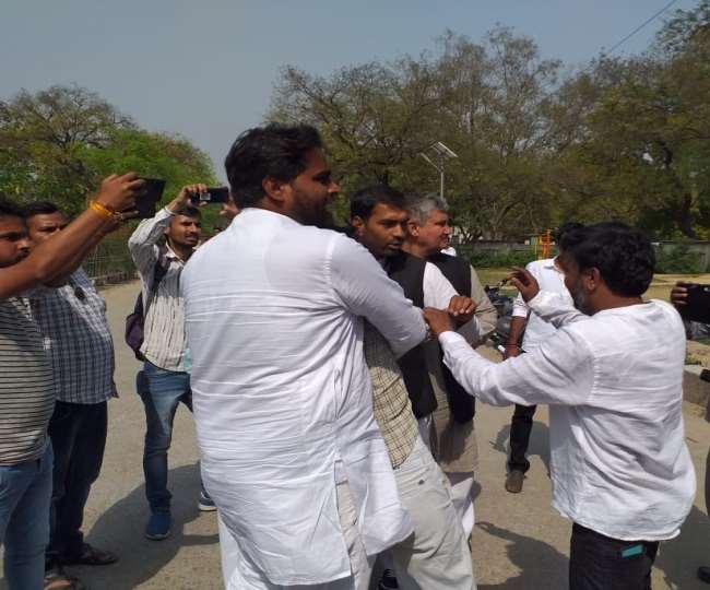सपा और भाजपा के समर्थक भिड़ गए।