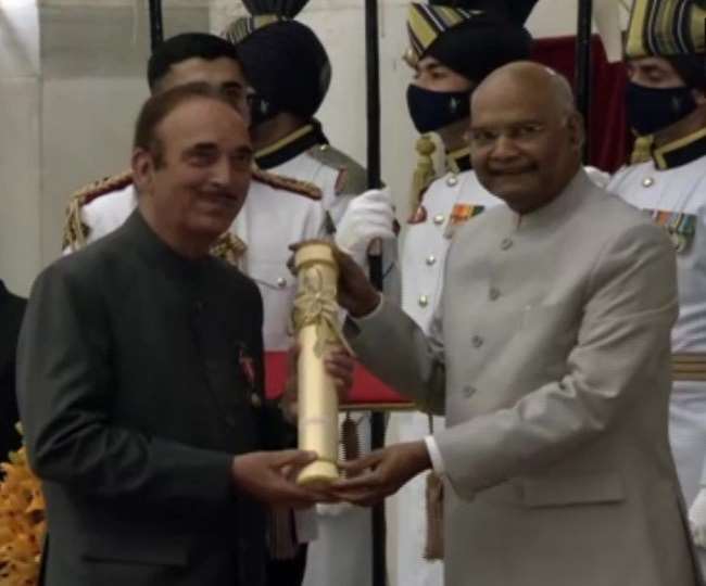 राष्ट्रपति राम नाथ कोविंद ने सोमवार को कई हस्तियों को 2022 के पद्म पुरस्कारों से सम्‍मानित किया।