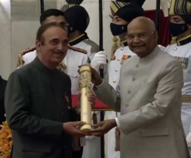 राष्ट्रपति राम नाथ कोविंद ने सोमवार को कई हस्तियों को 2022 के पद्म पुरस्कारों से सम्मानित किया।