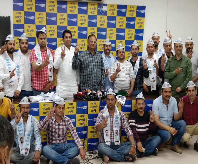दिल्ली में आम आदमी पार्टी में शामिल हुए युवा कांग्रेस के कार्यकर्ता।