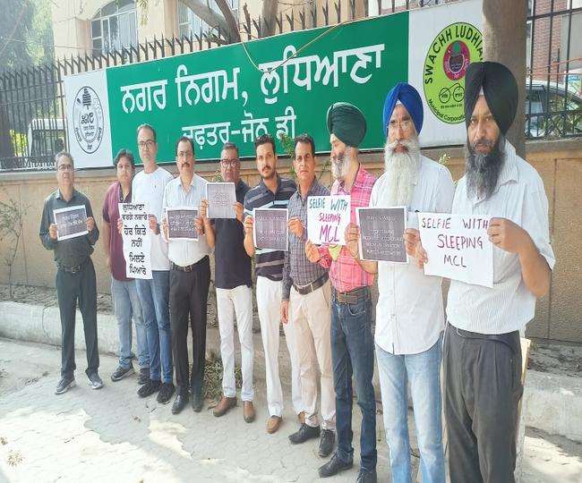 समाजसेवी संस्थाओं ने लुधियाना निगम दफ्तर के बाहर धरना दिया। (जागरण)