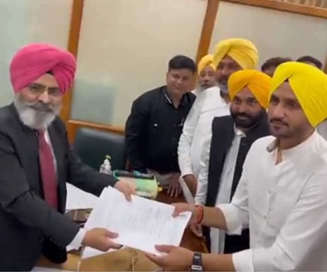 नामांकन पत्र दाखिल करते हरभजन सिंह। फोटो- जागरण