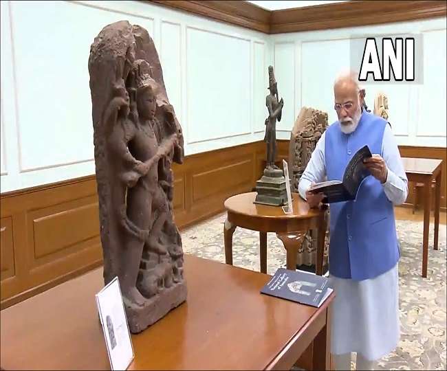 आस्ट्रेलिया से वापस लाए गए इन पुरावशेषों का पीएम ने निरीक्षण किया। (फोटो-एएनआइ)