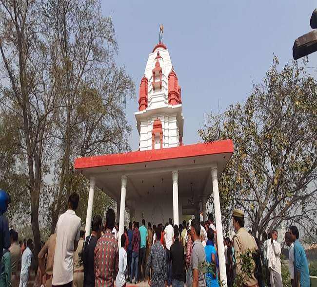 Noida News: मंदिर में मूर्ति तोड़े जाने की सूचना से हड़कंप, घटनास्थल पर जुटी भारी भीड़; पुलिस ने संभाला मोर्चा