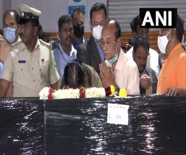 भारतीय छात्र नवीन शेखरप्पा के पार्थिव शरीर मुख्यमंत्री बोम्मई श्रद्धांजलि अर्पित करते हुए (फोटो-एएनआइ)