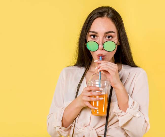 https://www.jagranimages.com/images/newimg/21032022/21_03_2022-woman_drink_orange_juice_22559081.jpg