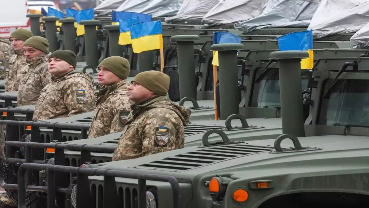 US-Ukraine Relations: यूक्रेन को 350 मिलियन डॉलर के हथियार और उपकरण भेजेगा अमेरिका, जल्द कर सकता है एलान
