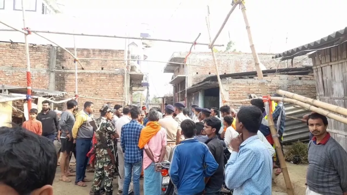 खेत में बम देखने गई दो महिला ब्लास्ट होने से बुरी तरह जख्मी ।