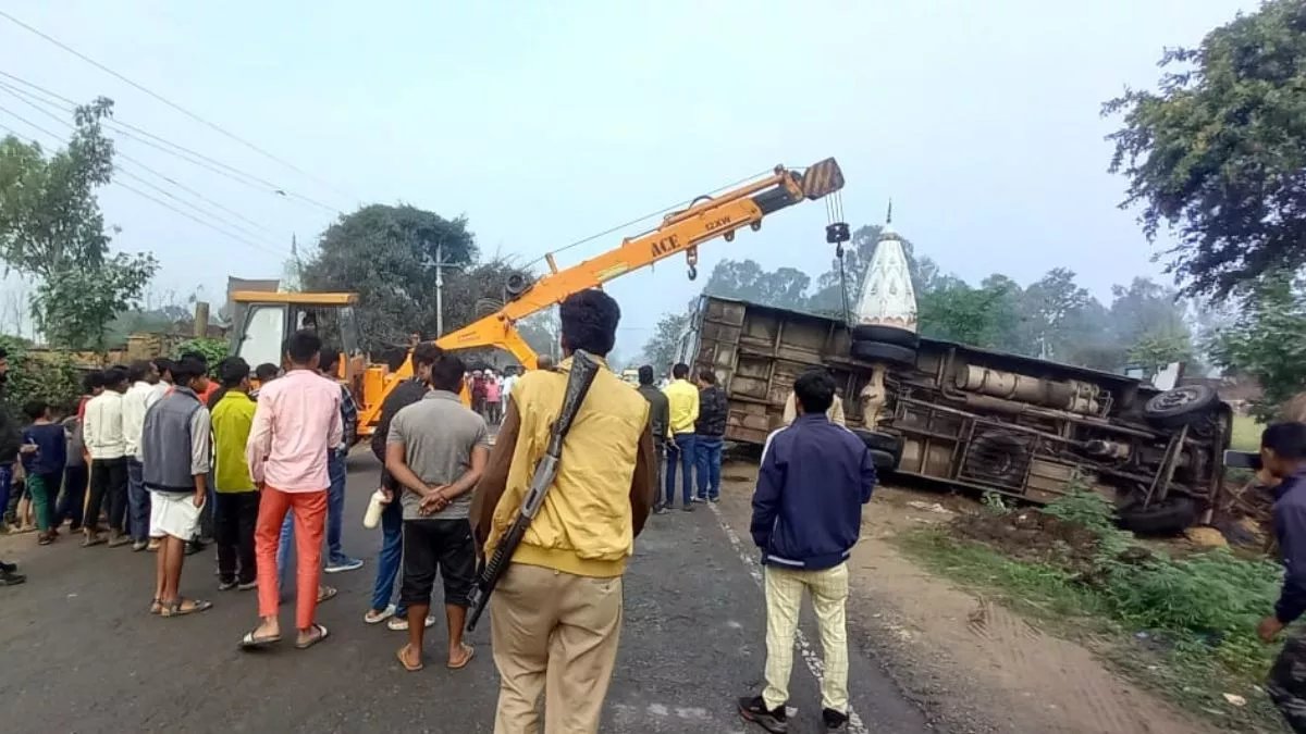 कासगंज में हादसा, श्रद्धालुओं से भरी बस पलटी, सड़क पर मच गई चीख-पुकार, गंगा स्नान को जा रहे थे लोग