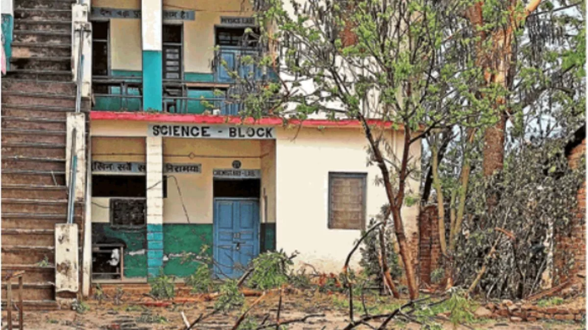 Mandi Weather Updates: भंगरोटू स्कूल के प्रांगण में पेड़ पर गिरी बिजली, टहनी लगने से अध्यापिका घायल