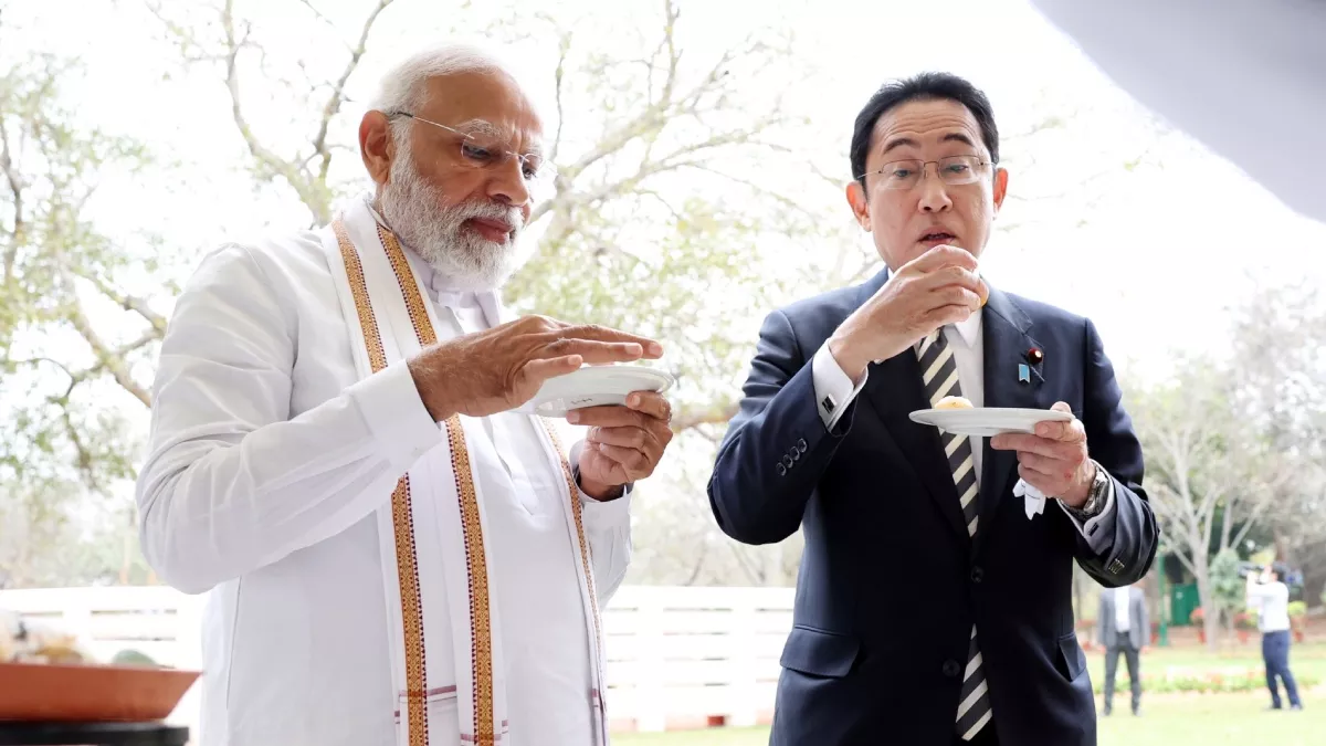 VIDEO: PM मोदी ने जापानी पीएम किशिदा को चखाया गोल गप्पे का स्वाद, लस्सी और आम पना का भी लिया आनंद