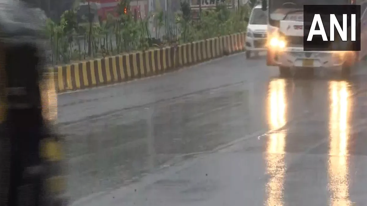 Mumbai: दिल्ली के बाद मुंबई में हुई झमाझम बारिश, परिवहन सेवाओं पर नहीं पड़ा कोई असर