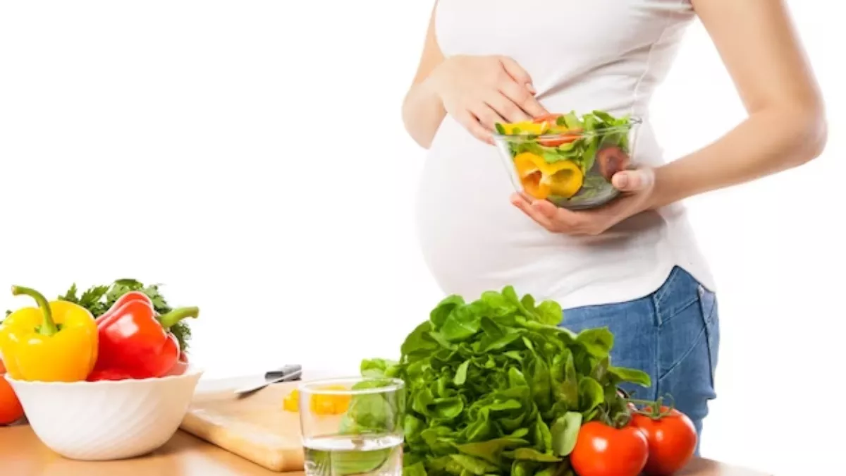 Pregnancy Summer Diet: गर्मी के मौसम में गर्भवती महिलाएं डाइट में शामिल करें यह फूड्स, बच्चा भी रहेगा सेहतमंद