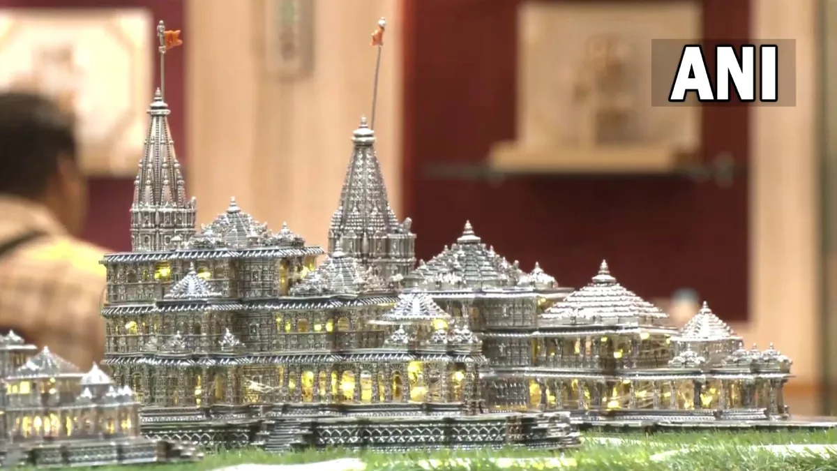 Ram Temple News: सूरत के ज्वैलर्स ने बनाया चांदी का राम मंदिर, कीमत करीब 7 लाख; 2 महीने में हुआ तैयार