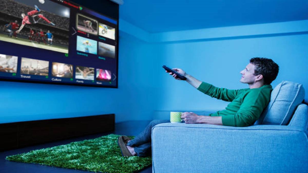 “ताबड़तोड़ डिस्काउंट” 51% की छूट पर बेस्ट QLED TV खरीदने का आखिरी मौका, अमेज़न डील्स ने ग्राहकों को दिया होली उपहार